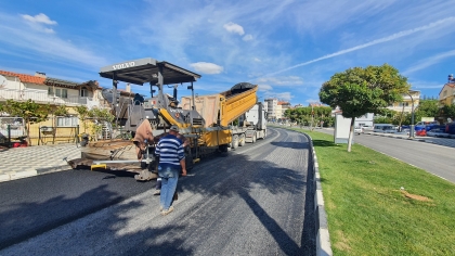 DEMİRCİ’DE SICAK ASFALT ÇALIŞMALARI HIZLA SÜRÜYOR.