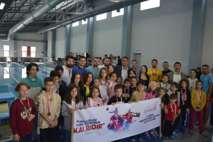 58 SPORCUNUN KATILIMI İLE YÜZME YARIŞMALARI DÜZENLENDİ