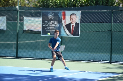 DEMİRCİ'DE BÜYÜKLER YAZ TENİS TURNUVASI SONA ERDİ