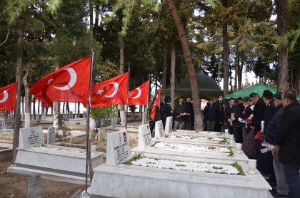 İLÇE PROTOKOLÜ ŞEHİTLİK VE ŞEHİT AİLELERİNİ ZİYARET ETTİ 