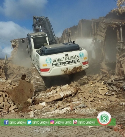 TEHLİKE SAÇAN 4 METRUK BİNAYA MÜDAHALE