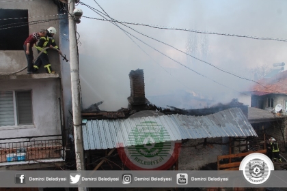 DEMİRCİ'DE EV YANGINI, ALEVLERE EKİPLERDEN MÜDAHALE