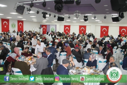 BAŞKAN, MECLİS ÜYELERİNİ VE PERSONELİNİ YEMEKTE AĞIRLADI