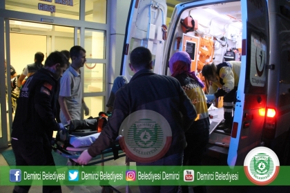 DEMİRCİ - SALİHLİ KARAYOLUNDA TRAFİK KAZASI, 2 YARALI