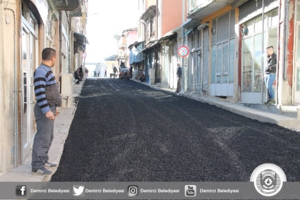 BİRLİK CADDESİ ASFALTLANDI, DEMİRCİ BELEDİYESİ SAHA'DA