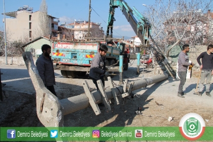 BETON DİREKLER SÖKÜLÜYOR, YENİ AYDINLATMALAR MONTAJLANIYOR