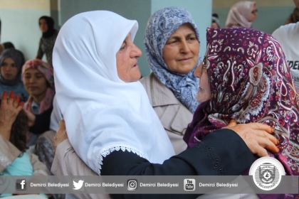 DEMİRCİ'DE HACI ADAYLARI, DUALARLA UĞURLANDI
