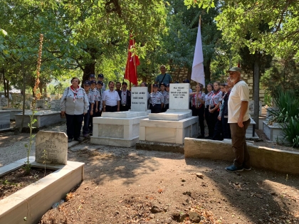 İZCİLER, DEMİRCİ AKINCILARINI KABİRLERİNDE ZİYARET ETTİ