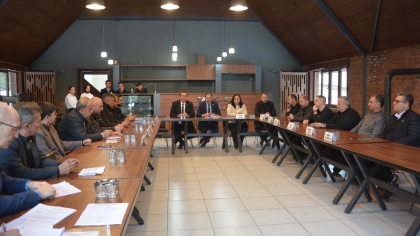 YENİ YILIN İLK MECLİS TOPLANTISI DEMİRCİ’NİN ZİRVESİNDE YAPILDI