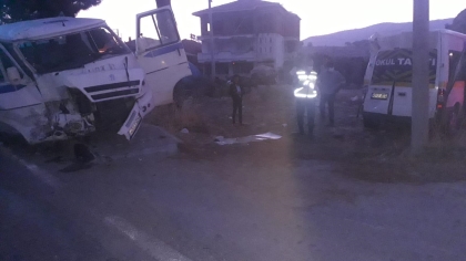 DEMİRCİ'DE SERVİS ARAÇLARI KAZA YAPTI, 12 YARALI