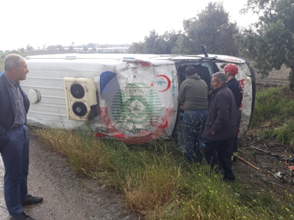 DEMİRCİ'DEN HASTA NAKİLİ YAPAN AMBULANS KAZA YAPTI