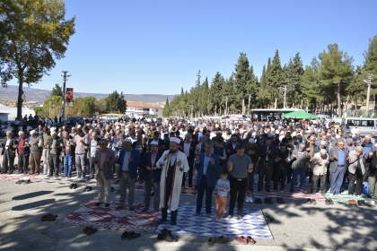 DEMİRCİ'DE YAĞMUR DUASINA YOĞUN KATILIM