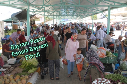 DEMİRCİ PAZARINDA, BAYRAM HAREKETLİLİĞİ