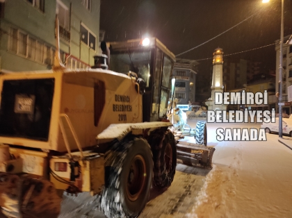 DEMİRCİ'DE KAR VE SOĞUK ETKİLİ OLUYOR. GECEYE DİKKAT