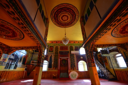136 YILLIK TARİHİ CAMİ SÜSLEMELERİ İLE HAYRAN BIRAKIYOR