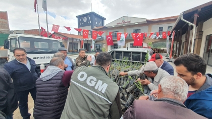 DEMİRCİ’DE 3 BİN FİDAN DAĞITIMI YAPILDI
