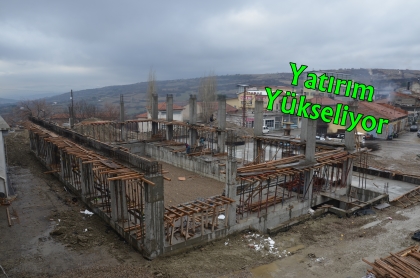 DEMİRCİ'NİN GENÇLERİ İÇİN YAPILAN YATIRIM, HIZLA SÜRÜYOR