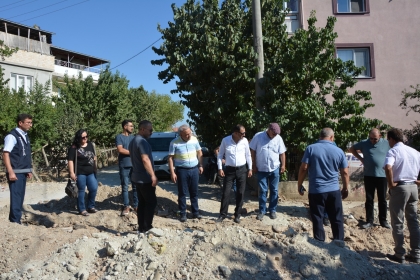 BAŞKANIMIZ ERKAN KARA, İLÇE BAŞKANLARI VE MECLİS ÜYELERİ İLE BİRLİKTE DOĞAL GAZ ONARIM ÇALIŞMALARINI İNCELEDİ