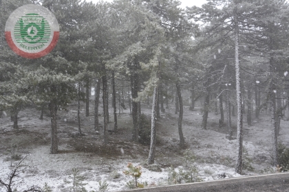 DEMİRCİ'NİN YÜKSEK KESİMLERİ BEYAZA BÜRÜNDÜ