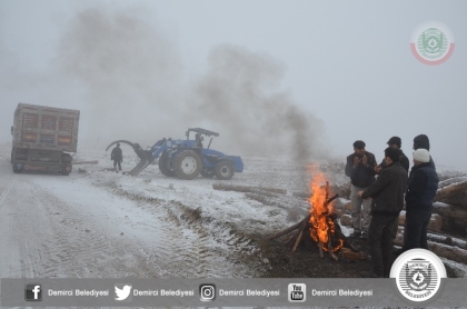 DEMİRCİ'DE FIRTINA VE TİPİ ETKİLİ OLUYOR