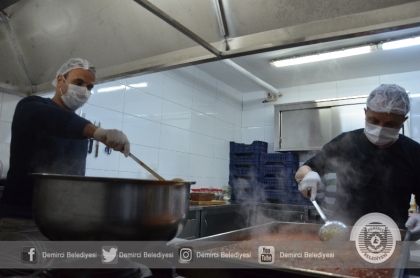 İHTİYAÇ SAHİBİ AİLELERE SICAK İFTAR YEMEĞİ İKRAMI