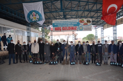 MANİSA BÜYÜKŞEHİR BELEDİYESİNDEN ÇİFTÇİLERE 24 BİN FİDAN DAĞITILDI