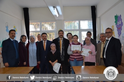 DEMİRCİ'DE ÖĞRENCİLER KARNE SEVİNCİ YAŞADI