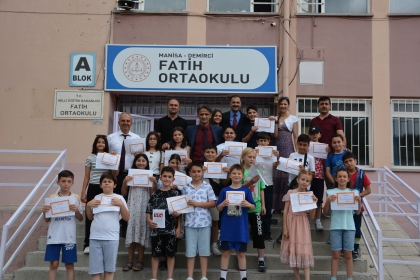  DEMİRCİ’DE ÖĞRENCİLER KARNE SEVİNCİ YAŞADI