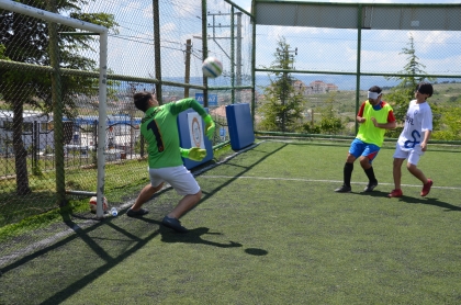 GÖRME ENGELLİ SPORCULAR DEMİRCİ'DE ÖĞRENCİLERLE FUTBOL MAÇI YAPTI