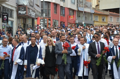 DEMİRCİ'Yİ MEZUNİYET COŞKUSU SARDI