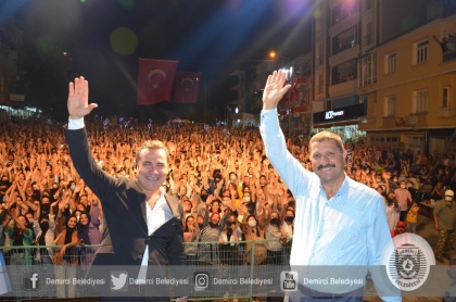 FERHAT GÖÇER ŞARKILARI İLE EŞSİZ BİR AKŞAM YAŞATTI