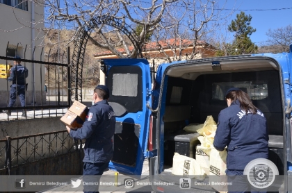  DEMİRCİ JANDARMADAN ÖĞRENCİLERE HEDİYE
