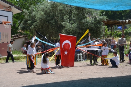 ÖĞRENCİLERİN YIL SONU GÖSTERİSİ BÜYÜK BEĞENİ ALDI 