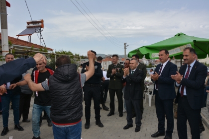 DEMİRCİ’NİN KINALI KUZULARINA TEMSİLİ ASKERLİK EĞLENCESİ