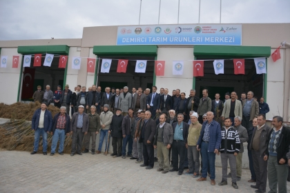 DEMİRCİ'DE ÇİFTÇİLERE 16 BİN 220 ADET MEYVE FİDANI DAĞITILDI