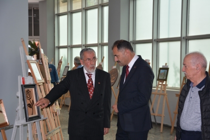 BAŞKAN KARA, MANİSALI NAHT SANATÇISI KABADAĞ'IN SERGİSİNİ ZİYARET ETTİ. 