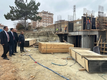 BAŞKANIMIZ ERKAN KARA, CUMHUR İTTİFAKI İLÇE BAŞKANLARI İLE BERABER TOKİ İNŞAATINDA İNCELEMELERDE BULUNDU