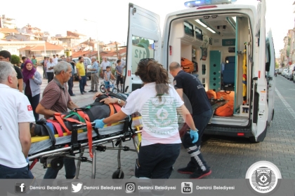 FRENİ BOŞALAN ARAÇ, CAMİ AVLUSUNA GİRDİ. 1 YARALI 