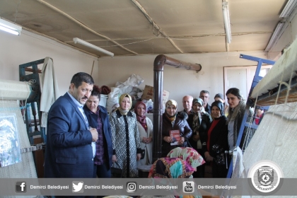 BAŞKAN SELÇUK'TAN, HALI DOKUYAN BAYANLARA ZİYARET