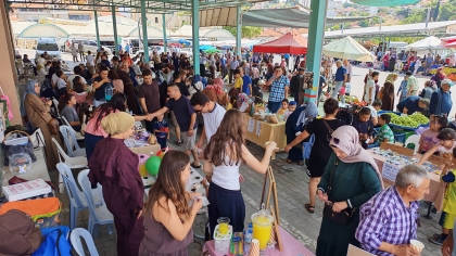 DEMİRCİ’DE GELECEĞİN MİNİK GİRİŞİMCİLERİ TEZGÂH BAŞINDA