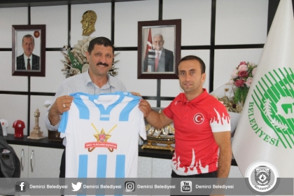 DEMİRCİ'Lİ MİLLİ HOKEY TAKIM ANTRENÖRÜNDEN, BAŞKAN SELÇUK'A ZİYARET