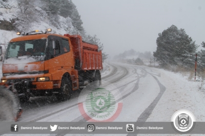 DEMİRCİ'DE KAR VE TİPİ, BUZLANMAYA DİKKAT !!!