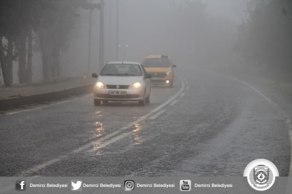 DEMİRCİ'DE SİS ETKİLİ OLUYOR