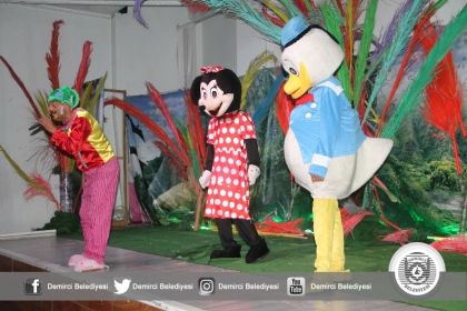 ÖĞRENCİLER TATİL ÖNCESİ MÜZİKLERLE DOYASIYA EĞLENDİ