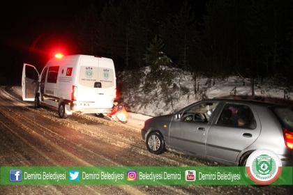 KAR’DA MAHSUR KALAN 4 ARAÇ KURTARILDI, DEMİRCİ BELEDİYESİ GÖREVDE