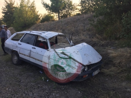 TEKERİ PATLAYAN OTOMOBİL TAKLA ATTI, 3 YARALI