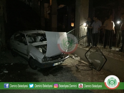 PARK HALİNDEKİ OTOMOBİL İNŞAAT BOŞLUĞUNA DÜŞTÜ