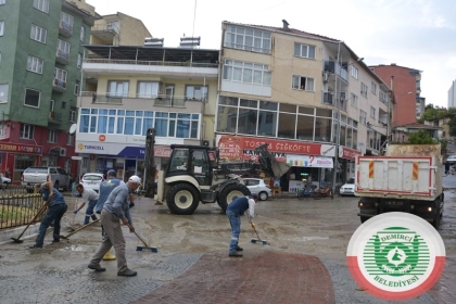 DEMİRCİ'DE SAĞANAK YAĞIŞ HAYATI OLUMSUZ ETKİLEDİ