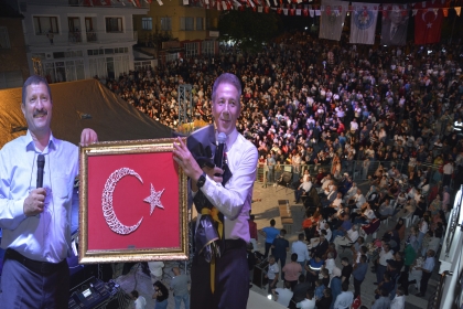 SANATÇI MUSTAFA YILDIZDOĞAN DEMİRCİ'Yİ SALLADI