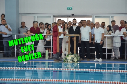 ANTRENÖR ÇİFTİN NİKAHI YÜZME HAVUZUNDA KIYILDI